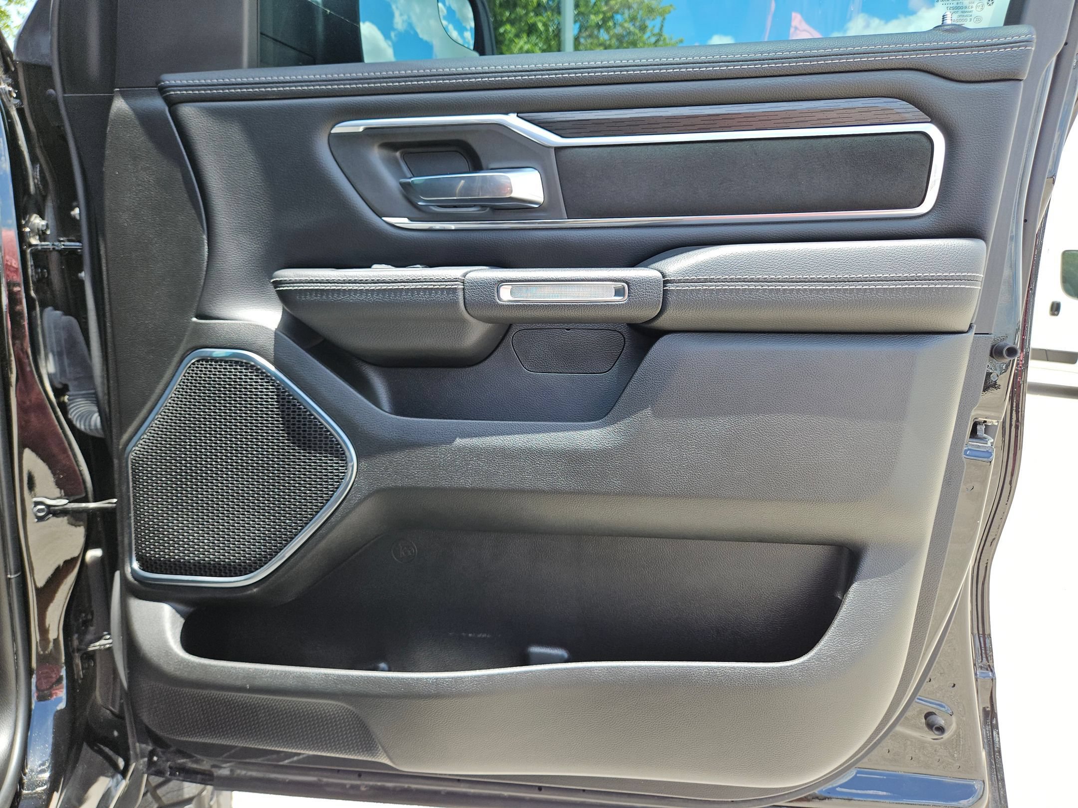 Used 2024 RAM 1500 Laramie AWD/4WD image 29