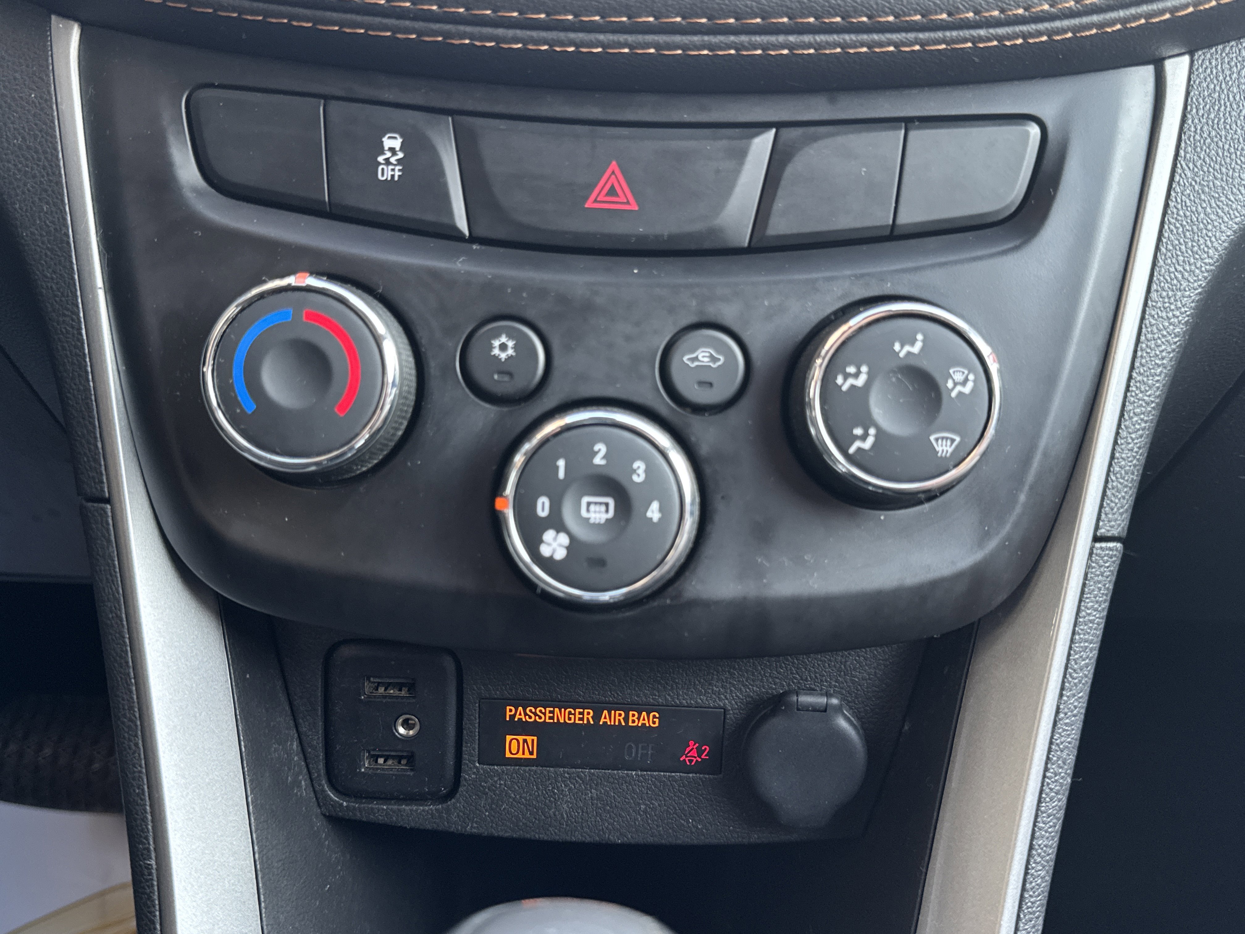 Used 2022 Chevrolet Trax LT w/ LT Convenience Package AWD/4WD image 14