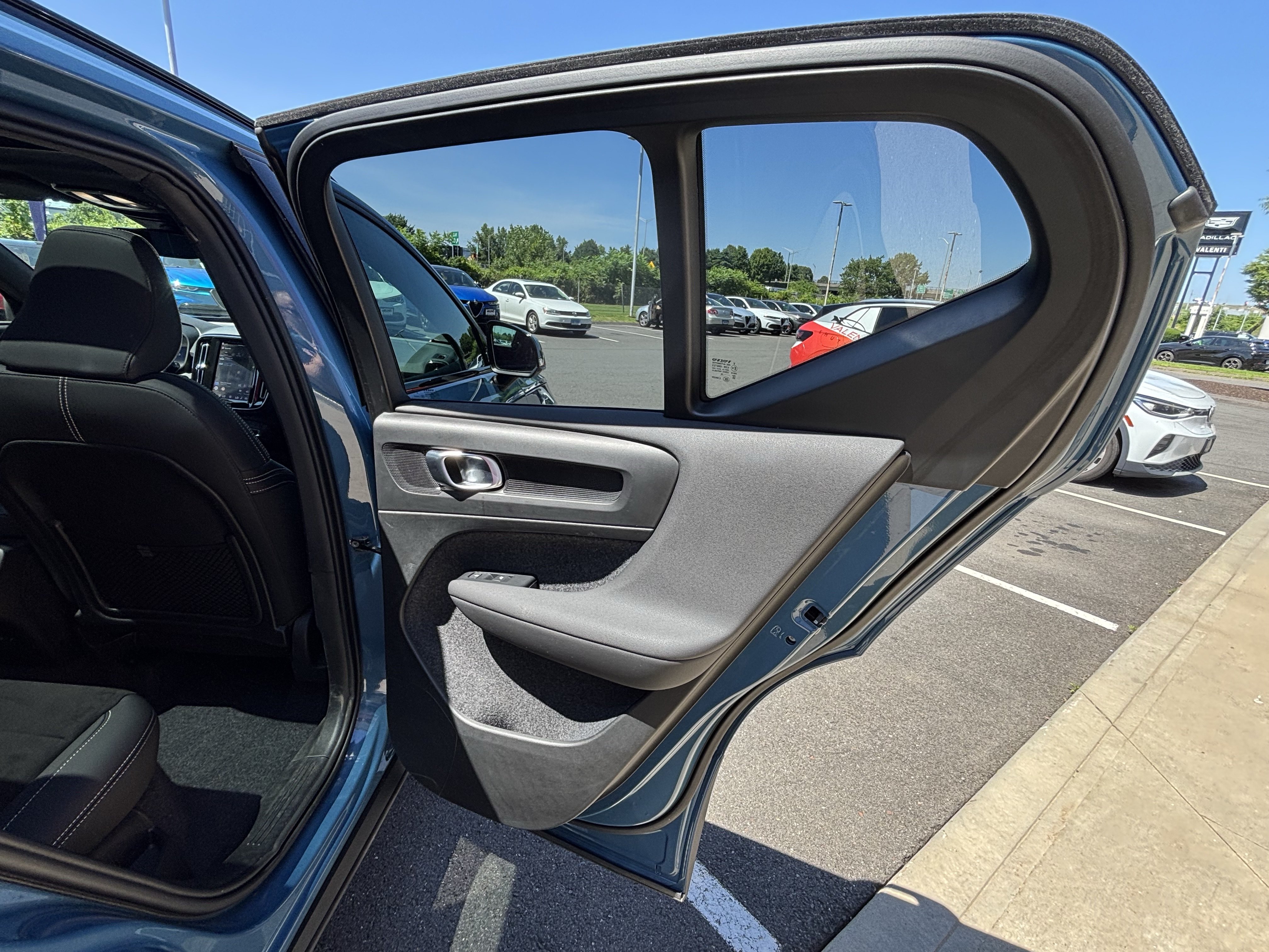 Used 2025 Volvo XC40 B5 Plus AWD/4WD image 40