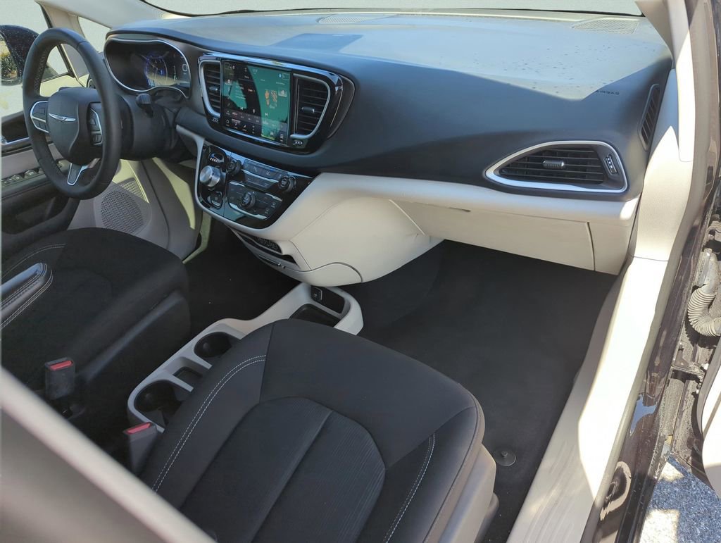 Used 2024 Chrysler Voyager LX image 18