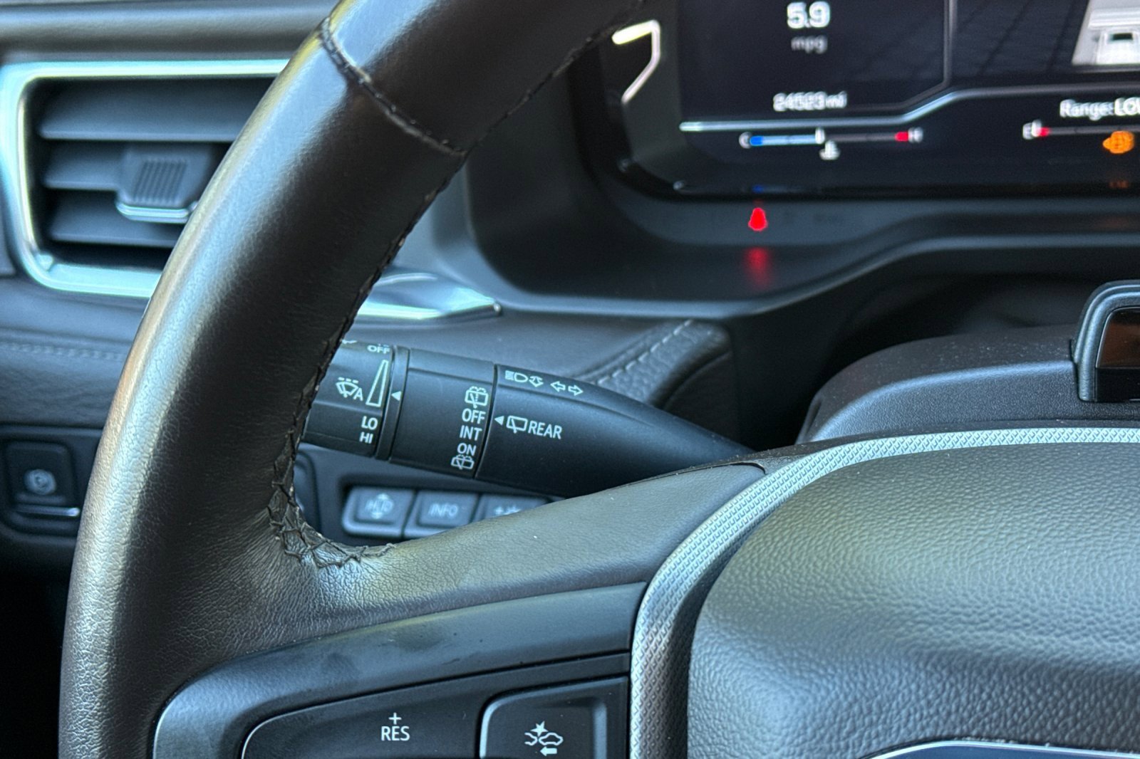 Used 2024 GMC Yukon XL Denali w/ Denali Reserve Package image 34