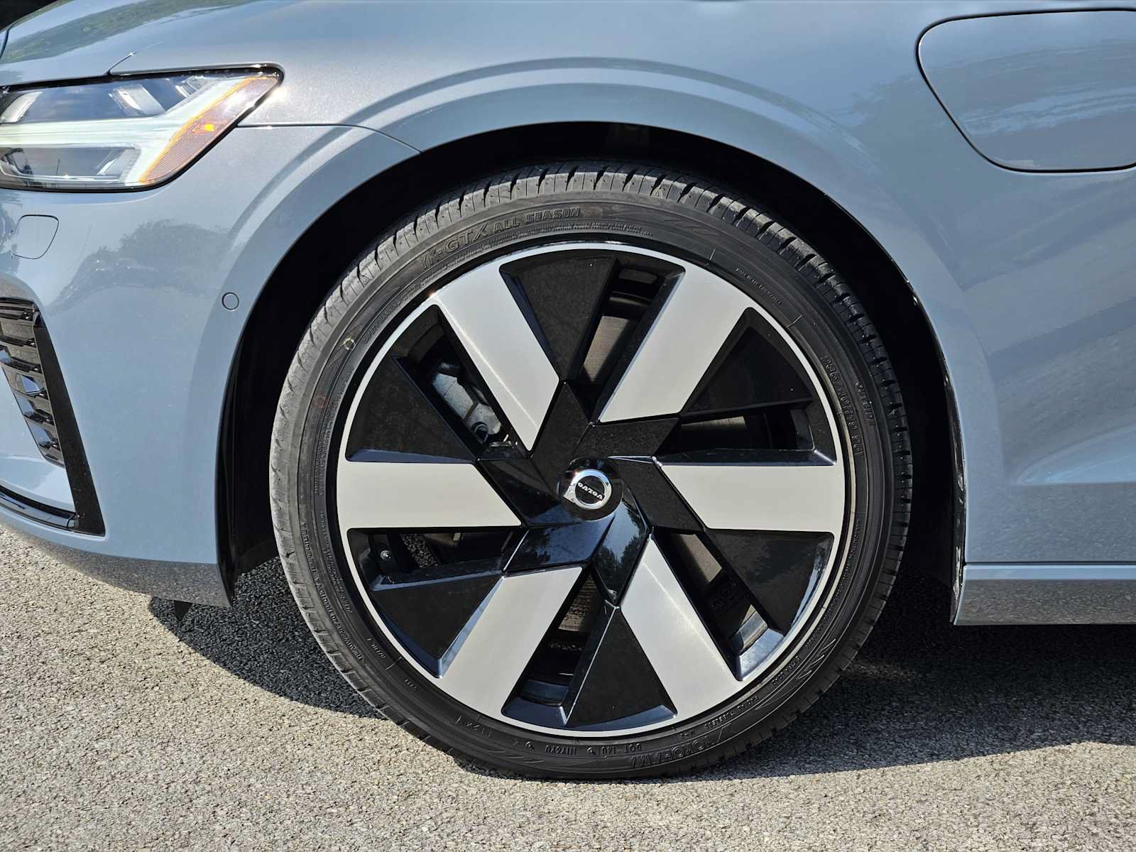Used 2023 Volvo S60 T8 Plus w/ Climate Package AWD/4WD image 9