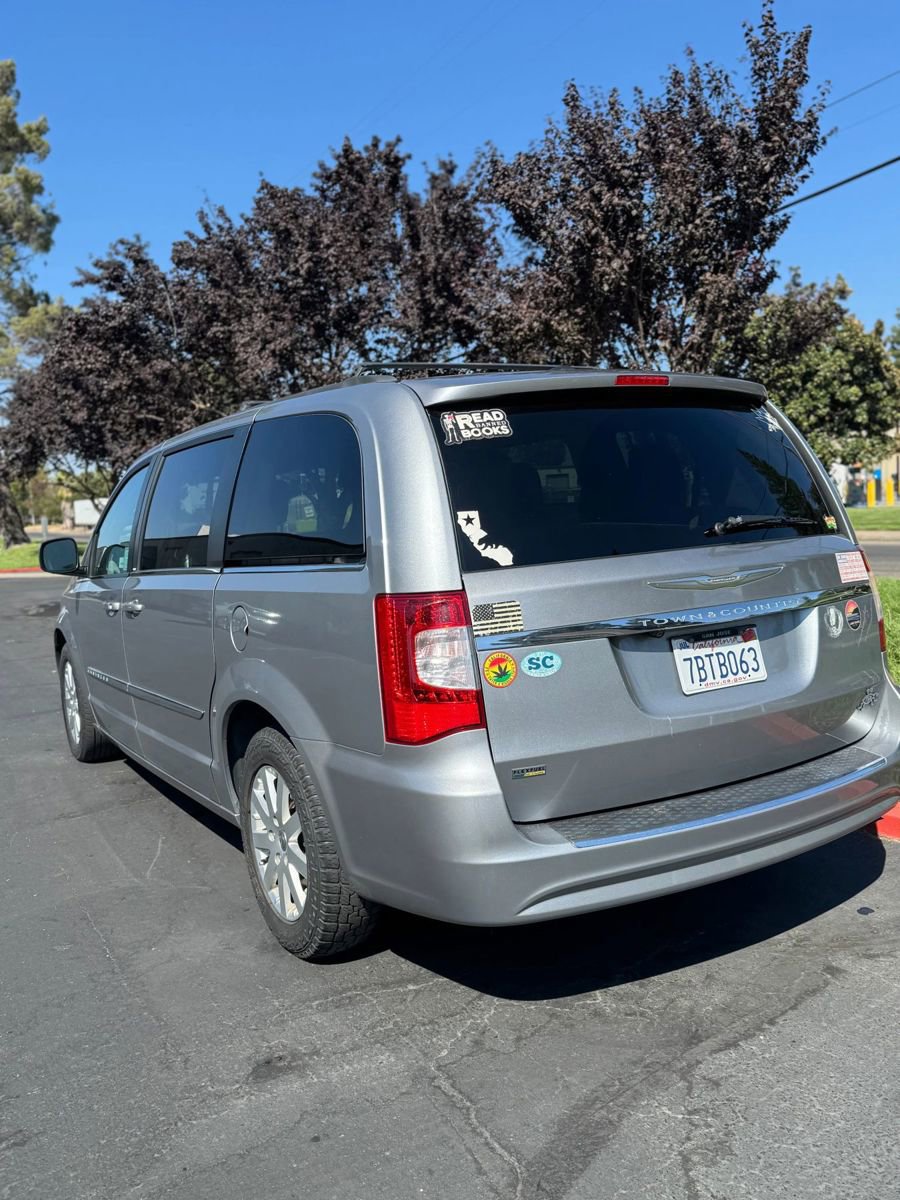 Used 2013 Chrysler Town & Country Touring image 6