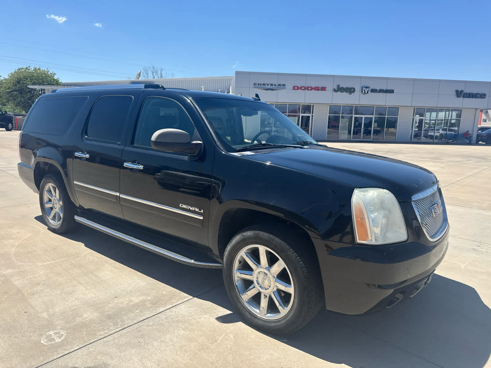 Used 2010 GMC Yukon XL Denali RWD image 13