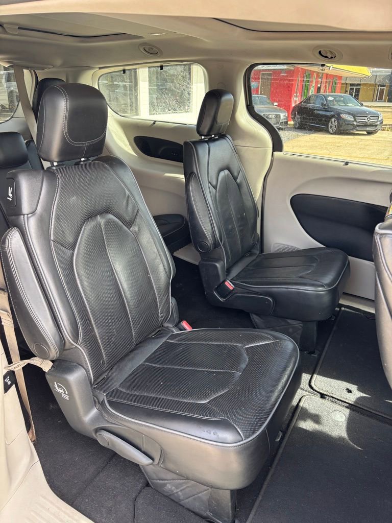Used 2017 Chrysler Pacifica Limited image 14