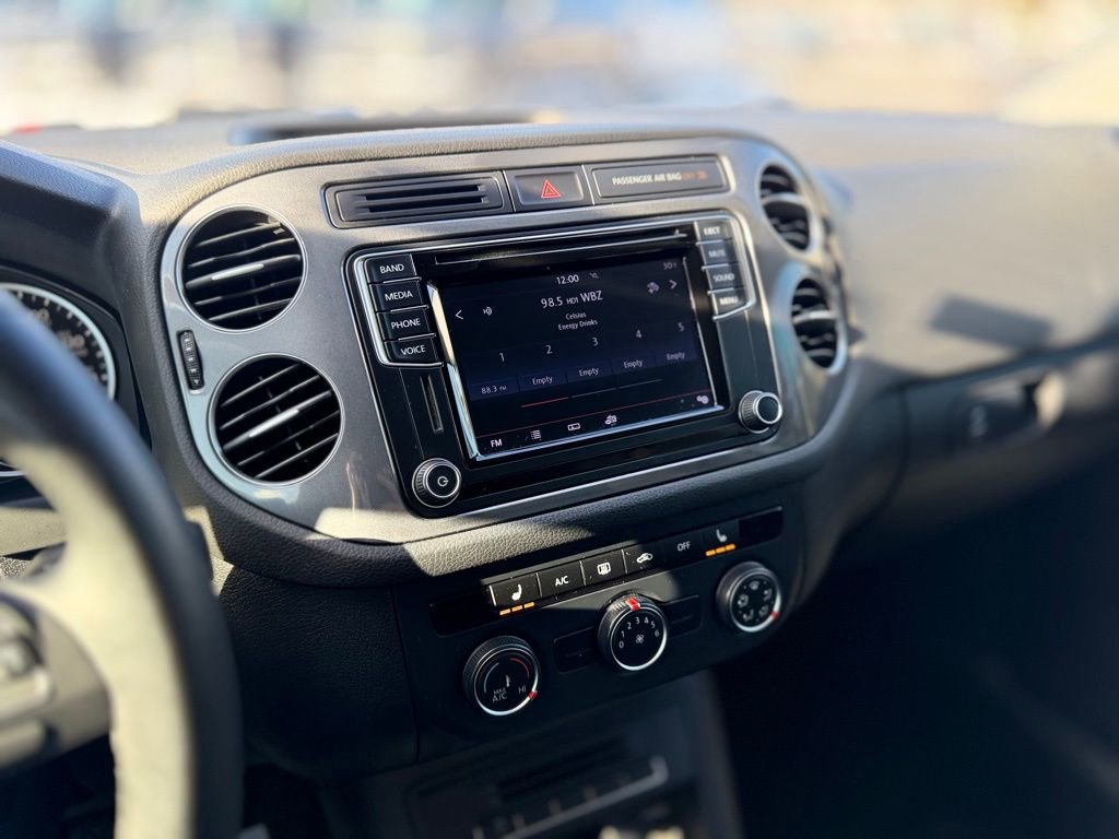 Used 2017 Volkswagen Tiguan S image 17
