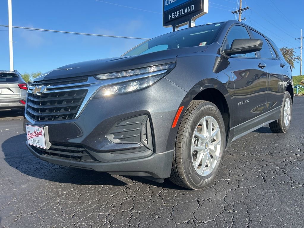 Used 2022 Chevrolet Equinox LS AWD/4WD image 2
