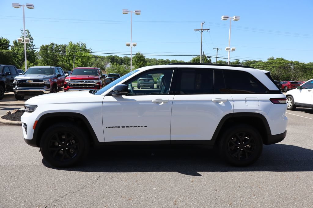Used 2024 Jeep Grand Cherokee Altitude AWD/4WD image 25