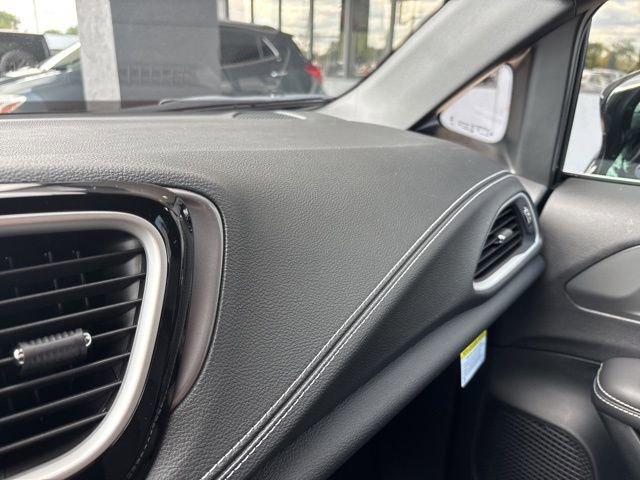 New 2026 Chrysler Pacifica Select FWD image 25