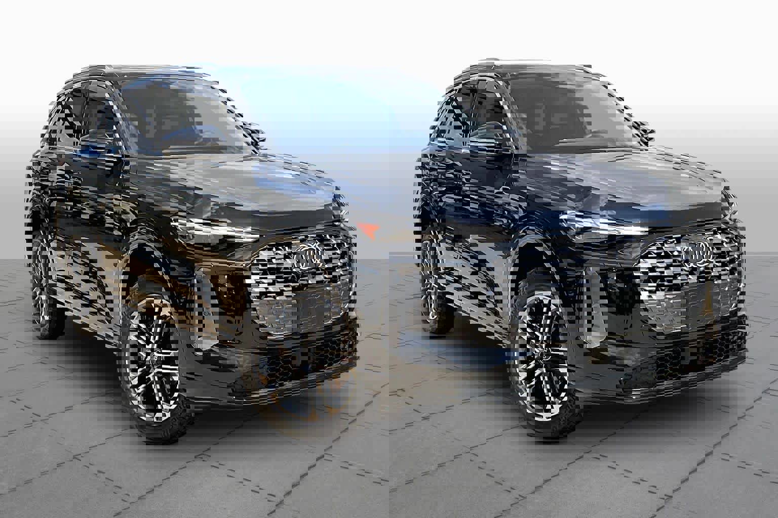 Used 2025 Audi Q5 Premium w/ Convenience Package image 3