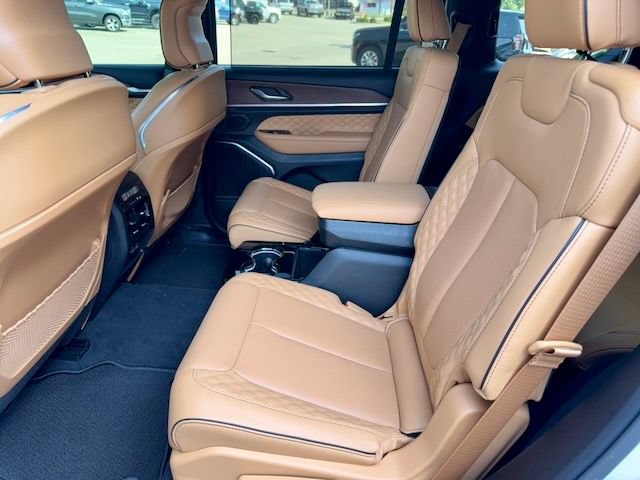 Used 2023 Jeep Grand Cherokee L Summit w/ Luxury Tech Group V AWD/4WD image 11