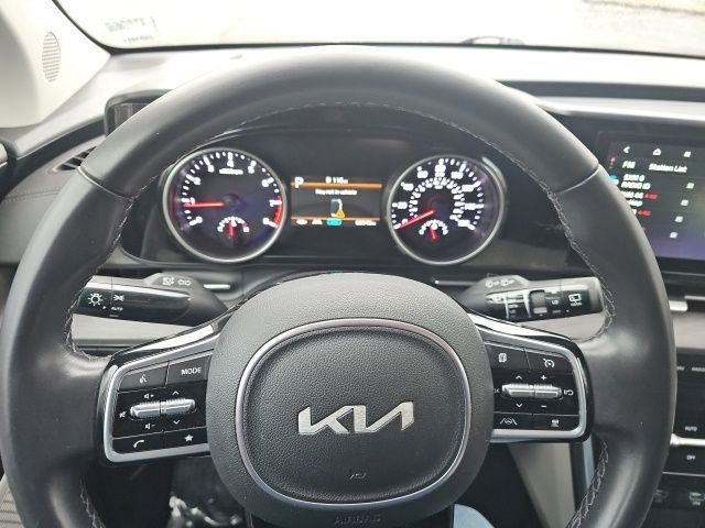 Used 2024 Kia Carnival EX image 22