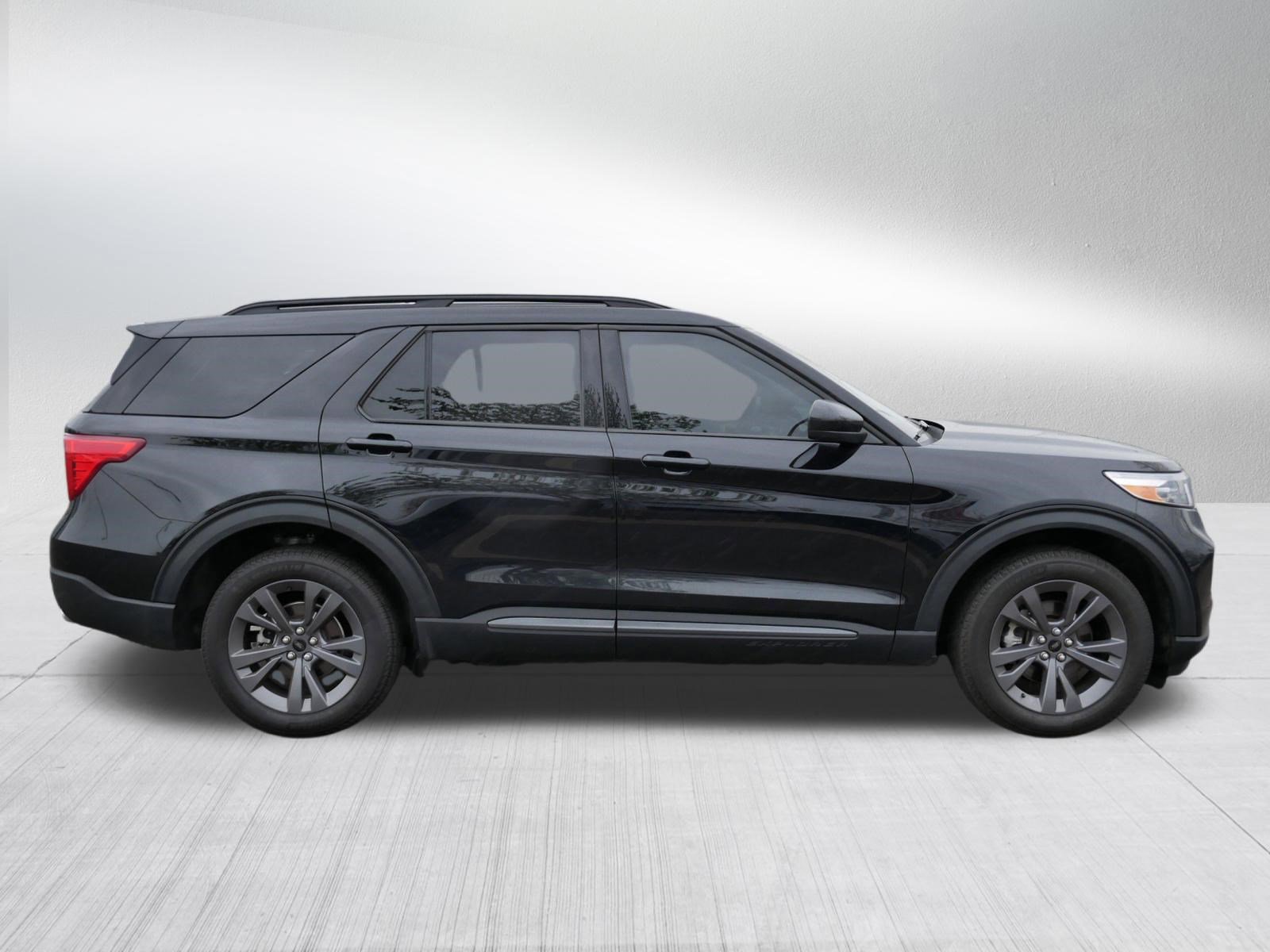 Used 2024 Ford Explorer XLT w/ Equipment Group 202A AWD/4WD image 8