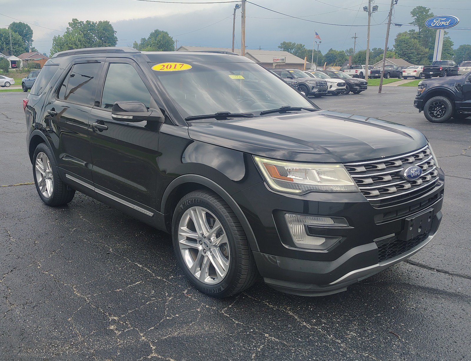 Used 2017 Ford Explorer XLT w/ Equipment Group 201A FWD image 3