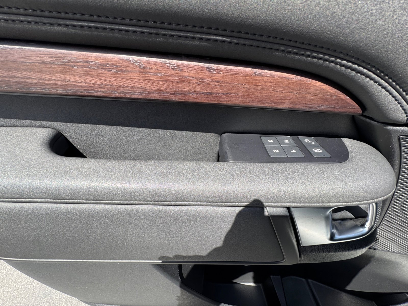 Used 2020 Land Rover Discovery HSE image 13