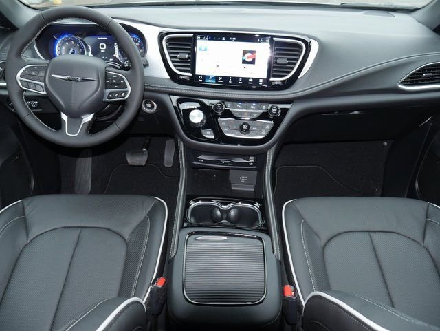New 2026 Chrysler Pacifica Limited w/ Uconnect Theater Family Group AWD/4WD image 8