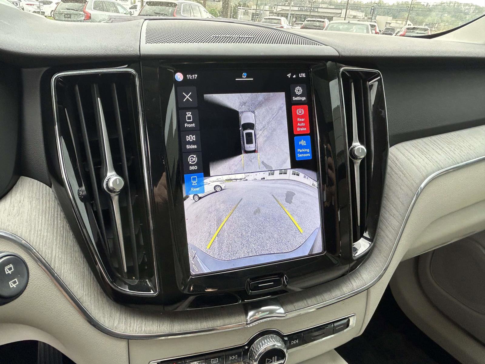 Certified 2024 Volvo XC60 B5 Plus w/ Climate Package image 31