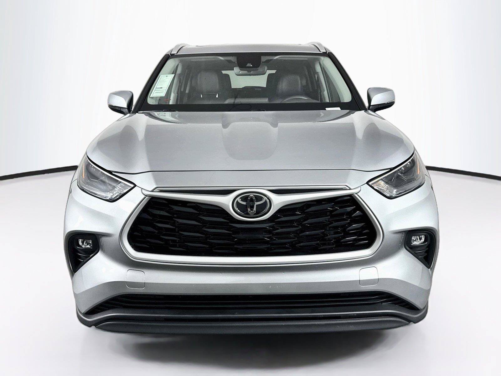 Certified 2025 Toyota Highlander XLE FWD image 9
