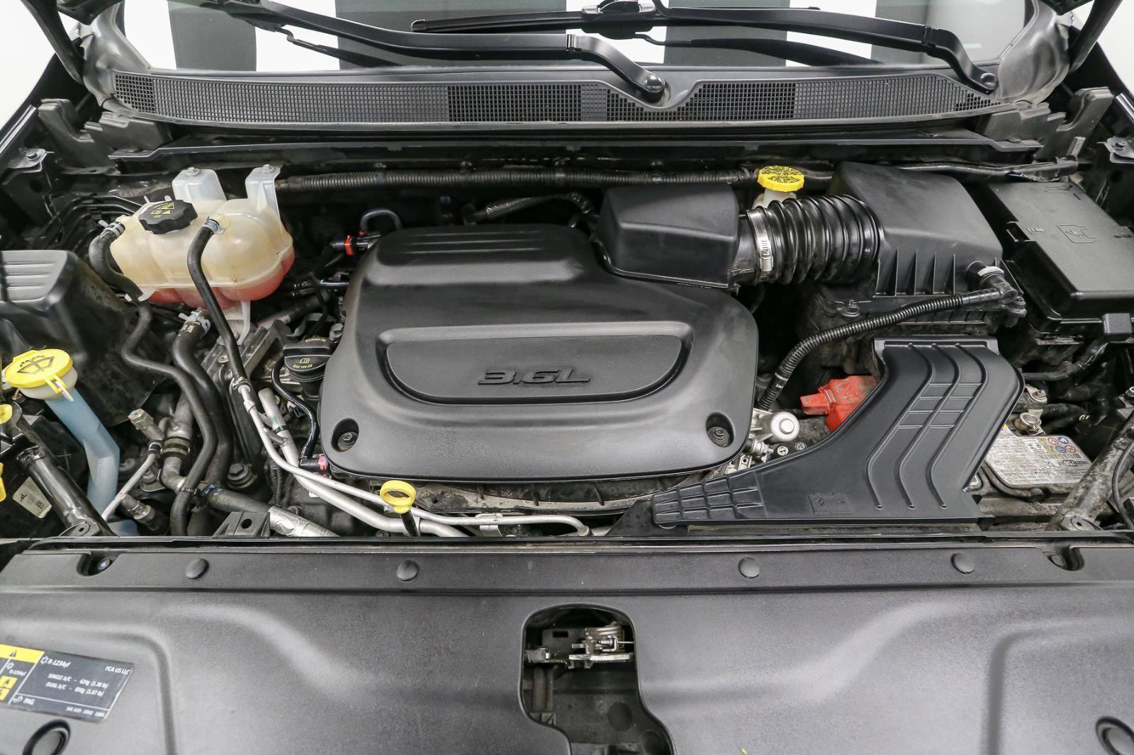 Used 2024 Chrysler Pacifica Touring-L image 13