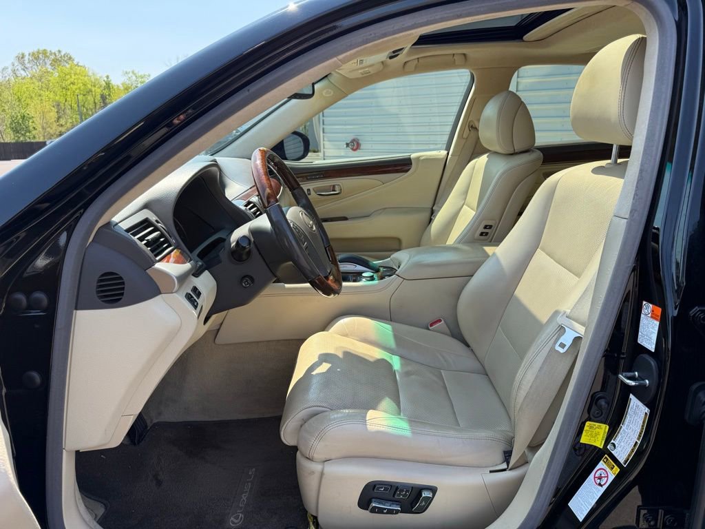 Used 2016 Lexus LS 460 w/ Comfort Package image 18