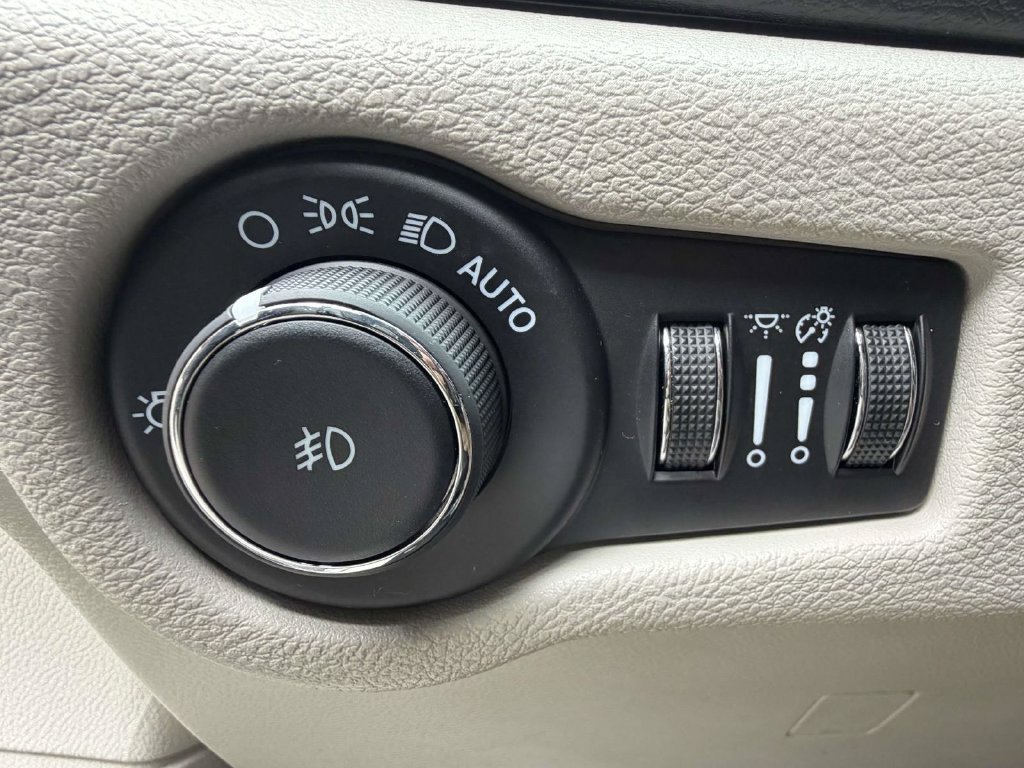 Used 2024 Chrysler Pacifica Touring-L FWD image 24