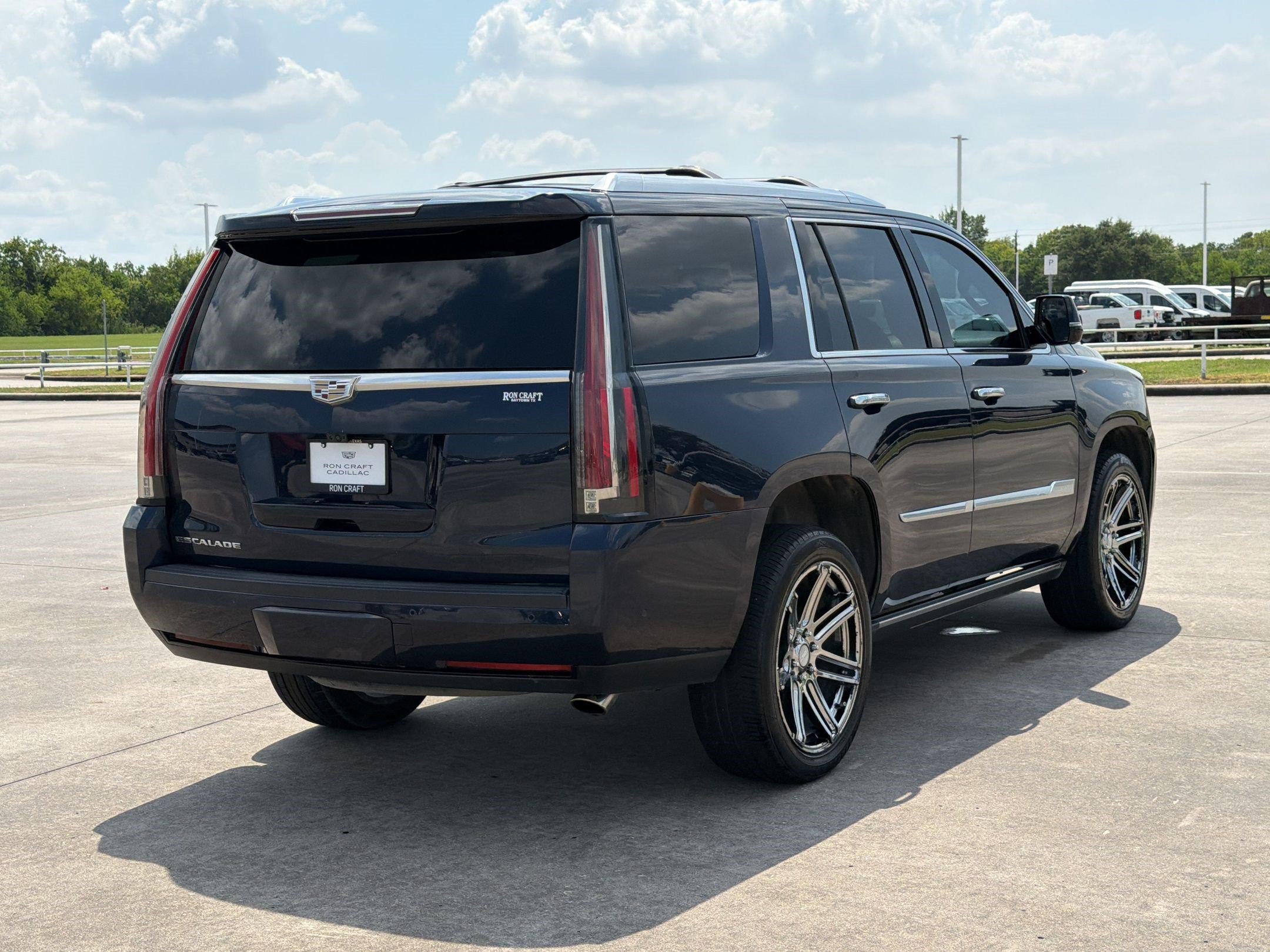 Used 2018 Cadillac Escalade Premium Luxury RWD image 9