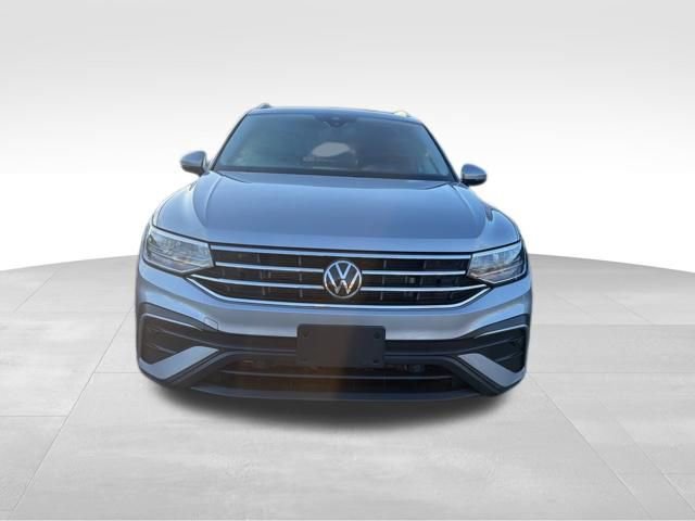 Certified 2023 Volkswagen Tiguan SE w/ Panoramic Sunroof Package image 3