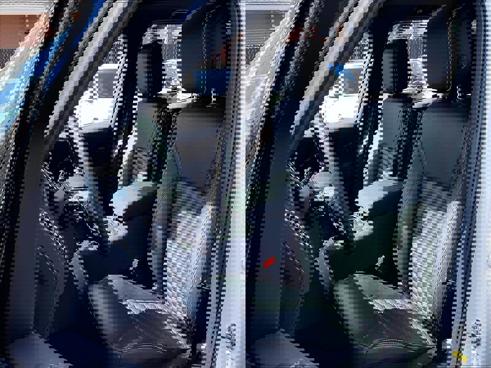 Used 2025 Land Rover Discovery S image 26