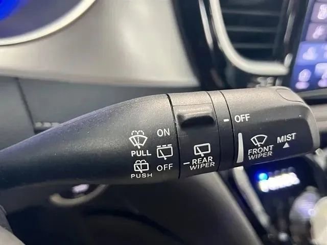 Used 2025 Chrysler Pacifica Limited FWD image 35