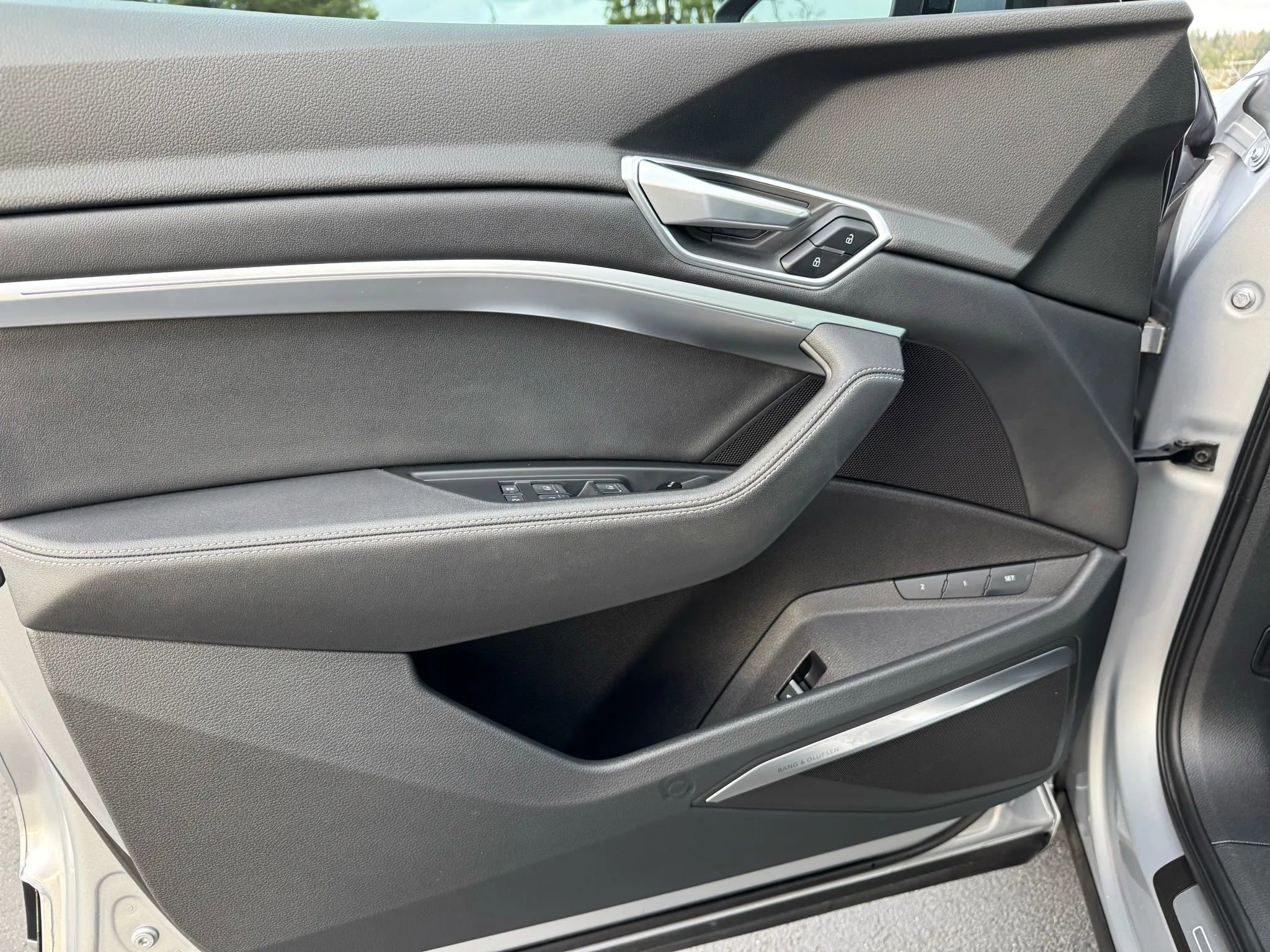 Used 2022 Audi e-tron Premium Plus w/ Premium Plus Package image 43