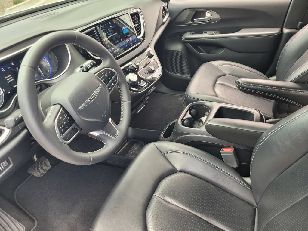 Used 2025 Chrysler Pacifica Select FWD image 18