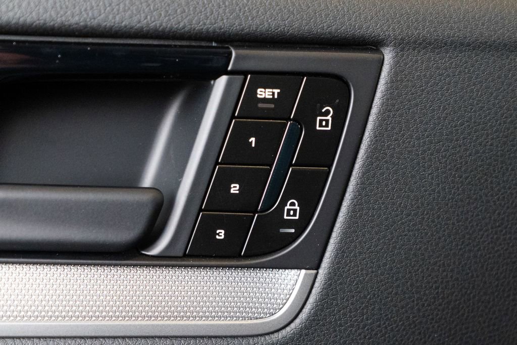 Certified 2025 Porsche Cayenne Coupe image 19