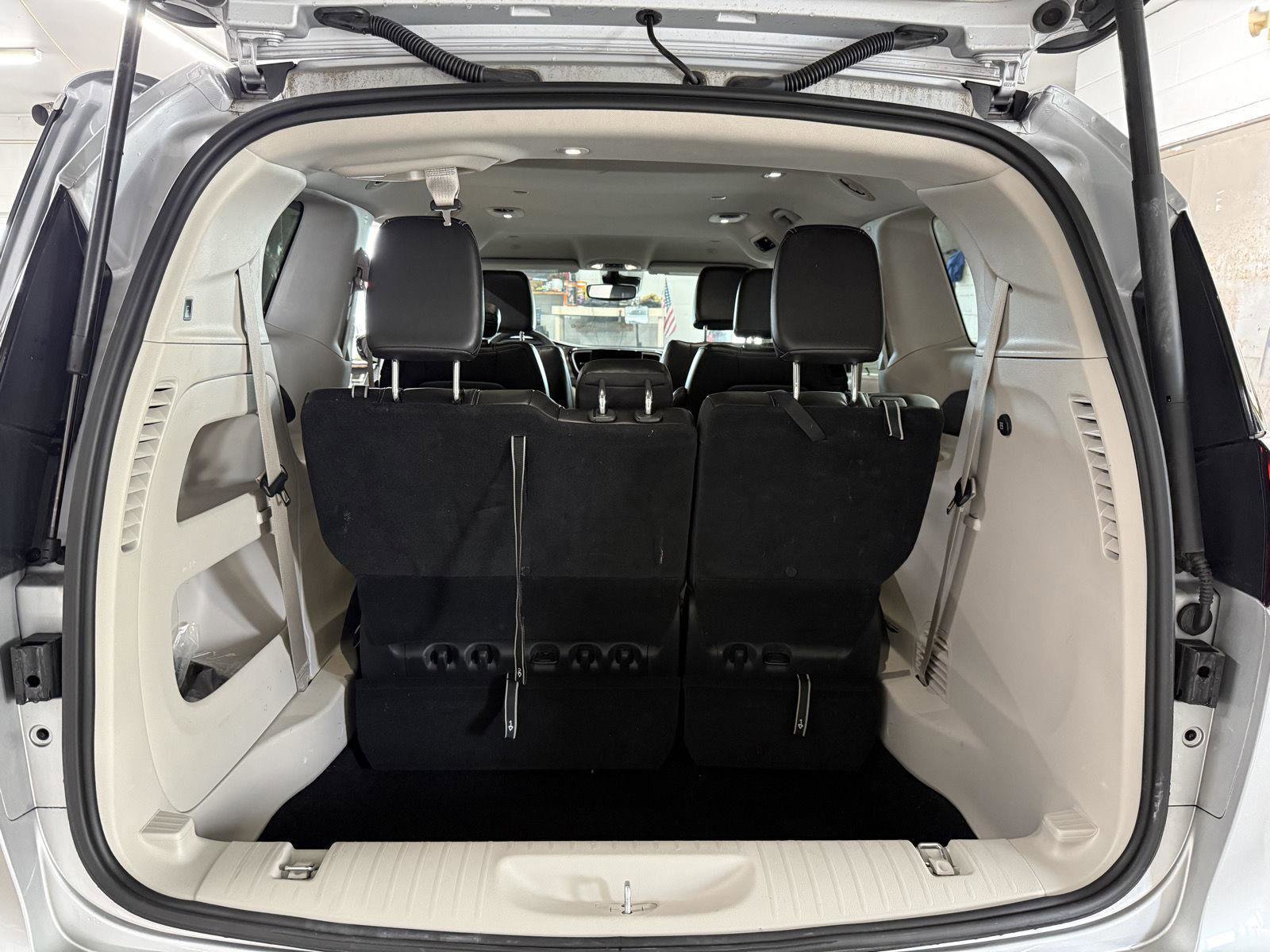 Used 2024 Chrysler Pacifica Touring-L image 19