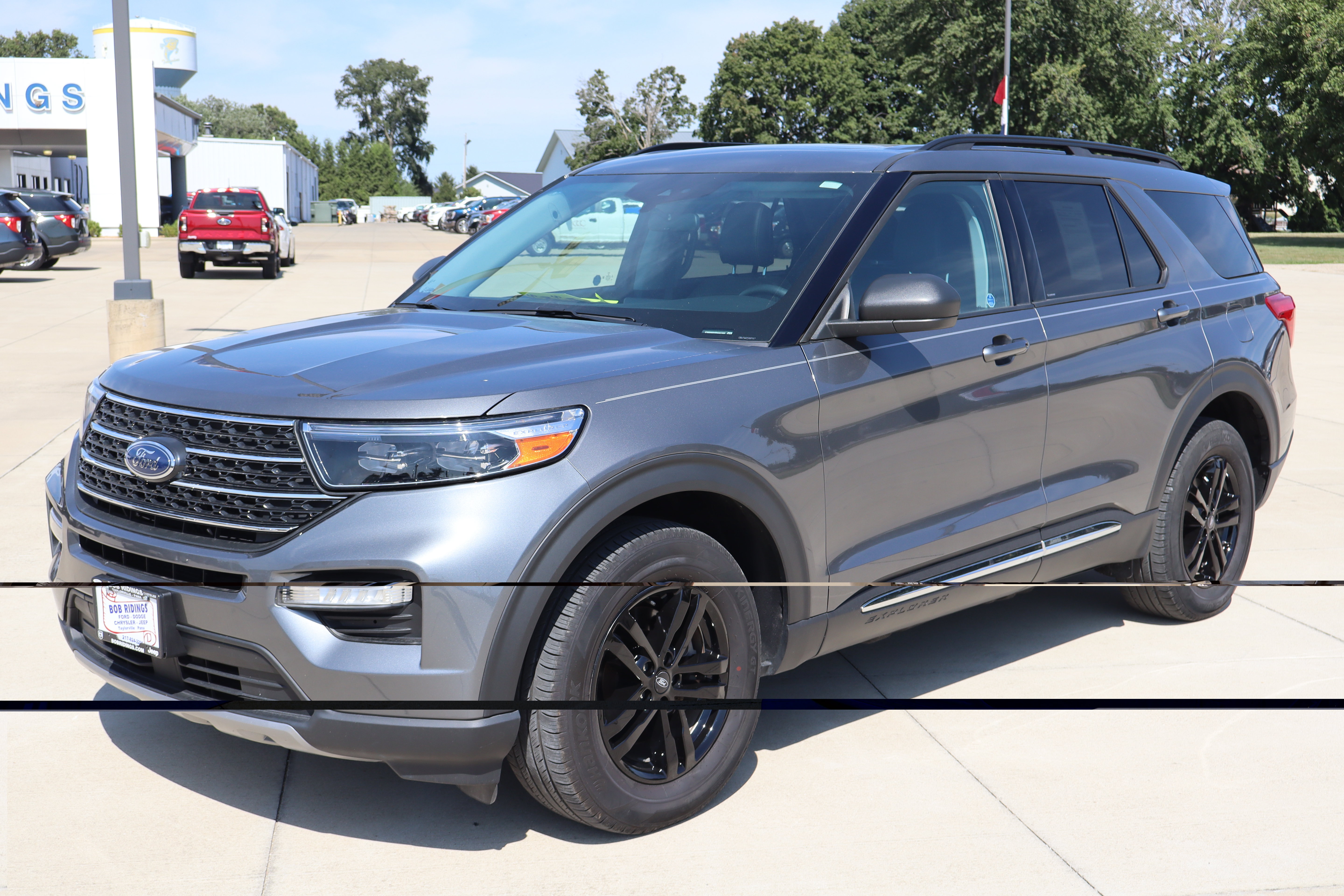 Used 2024 Ford Explorer XLT w/ Equipment Group 202A AWD/4WD image 2