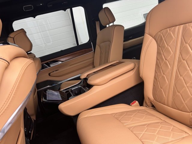 Certified 2025 Jeep Grand Wagoneer Series III w/ HD Trailer Tow Package image 9