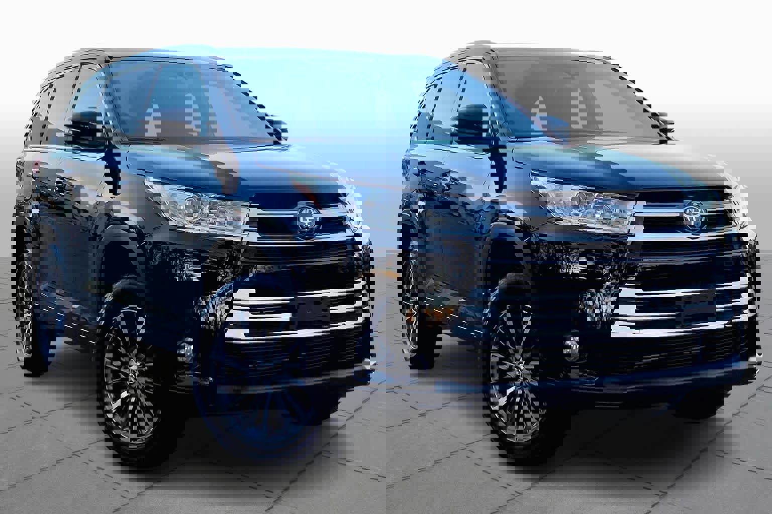 Used 2018 Toyota Highlander XLE image 3