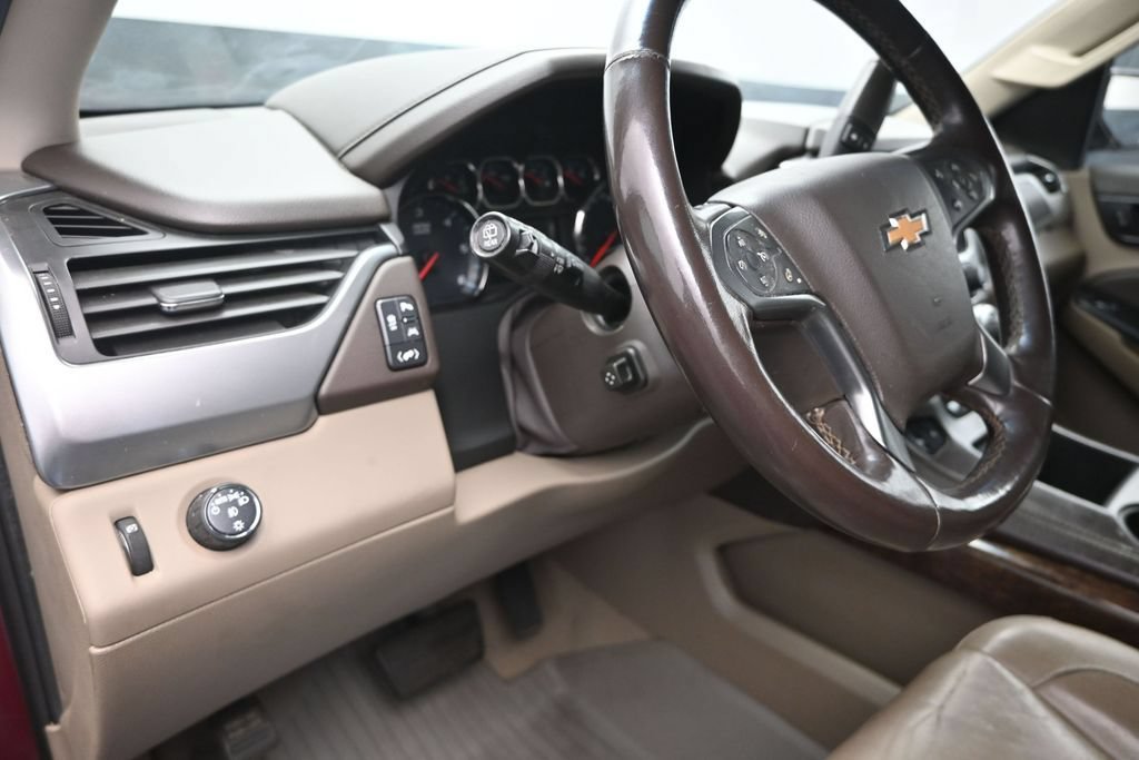 Used 2020 Chevrolet Suburban LT w/ Luxury Package RWD image 12