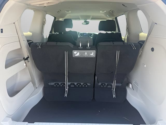 Used 2020 Chrysler Pacifica Touring w/ Advanced Safetytec Group FWD image 9