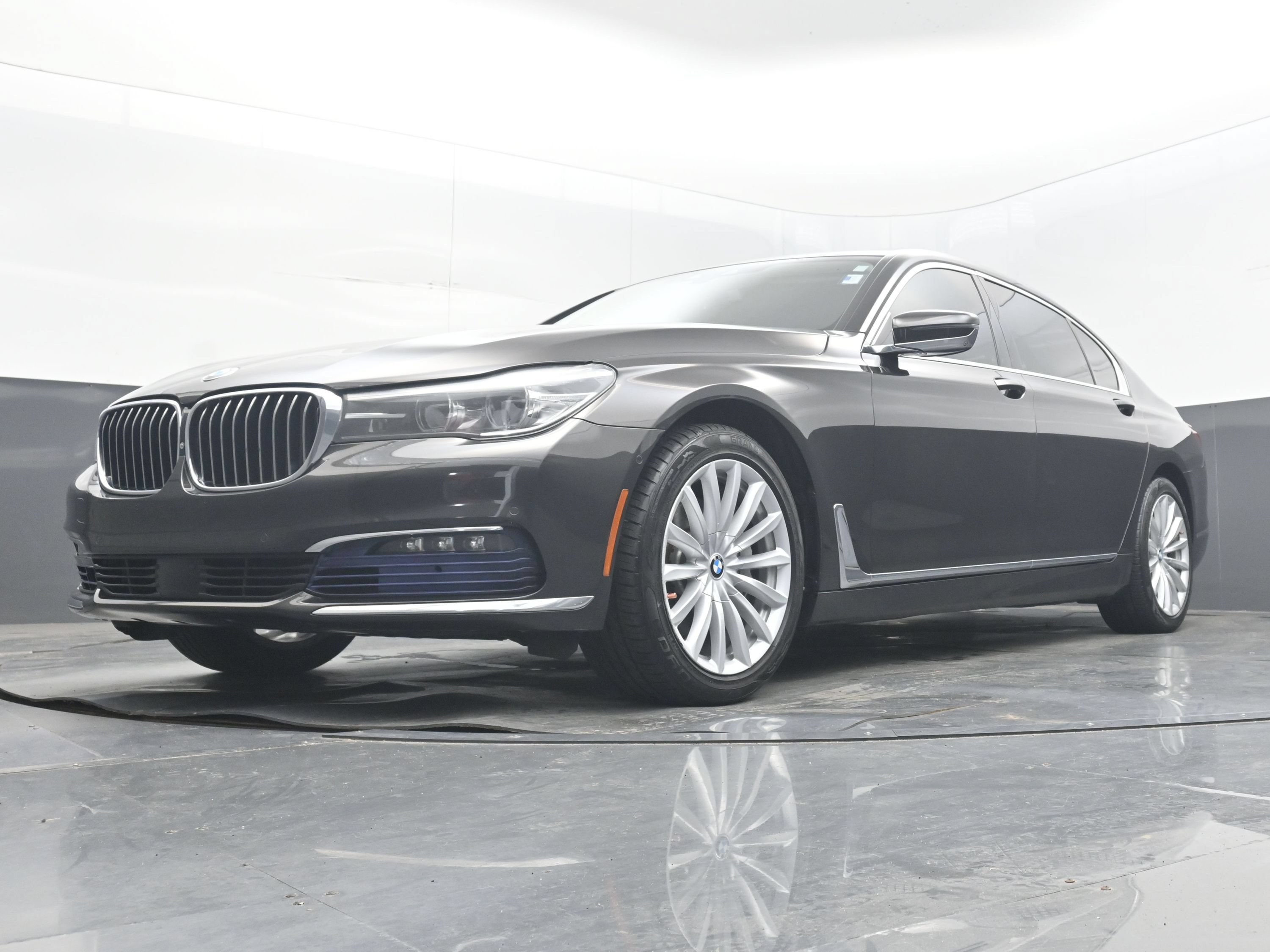 Used 2017 BMW 740i xDrive AWD/4WD image 26