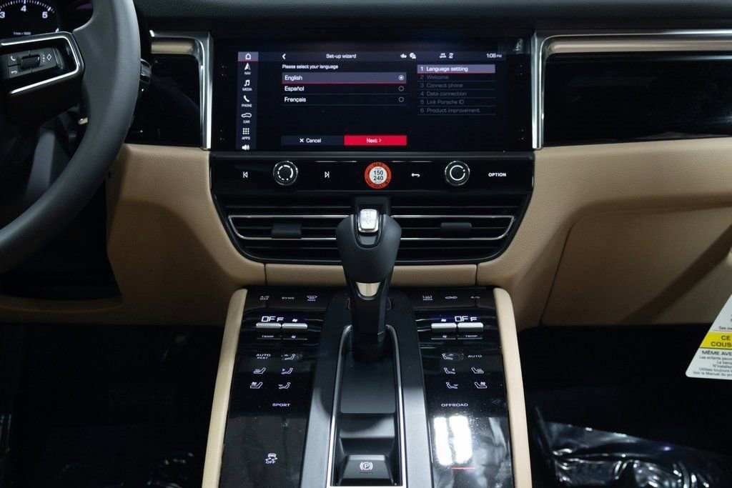 Certified 2025 Porsche Macan image 16