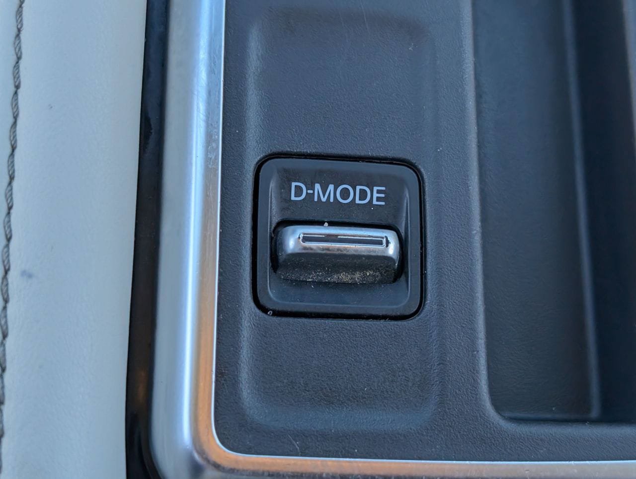 Used 2023 Nissan Pathfinder SV FWD image 19