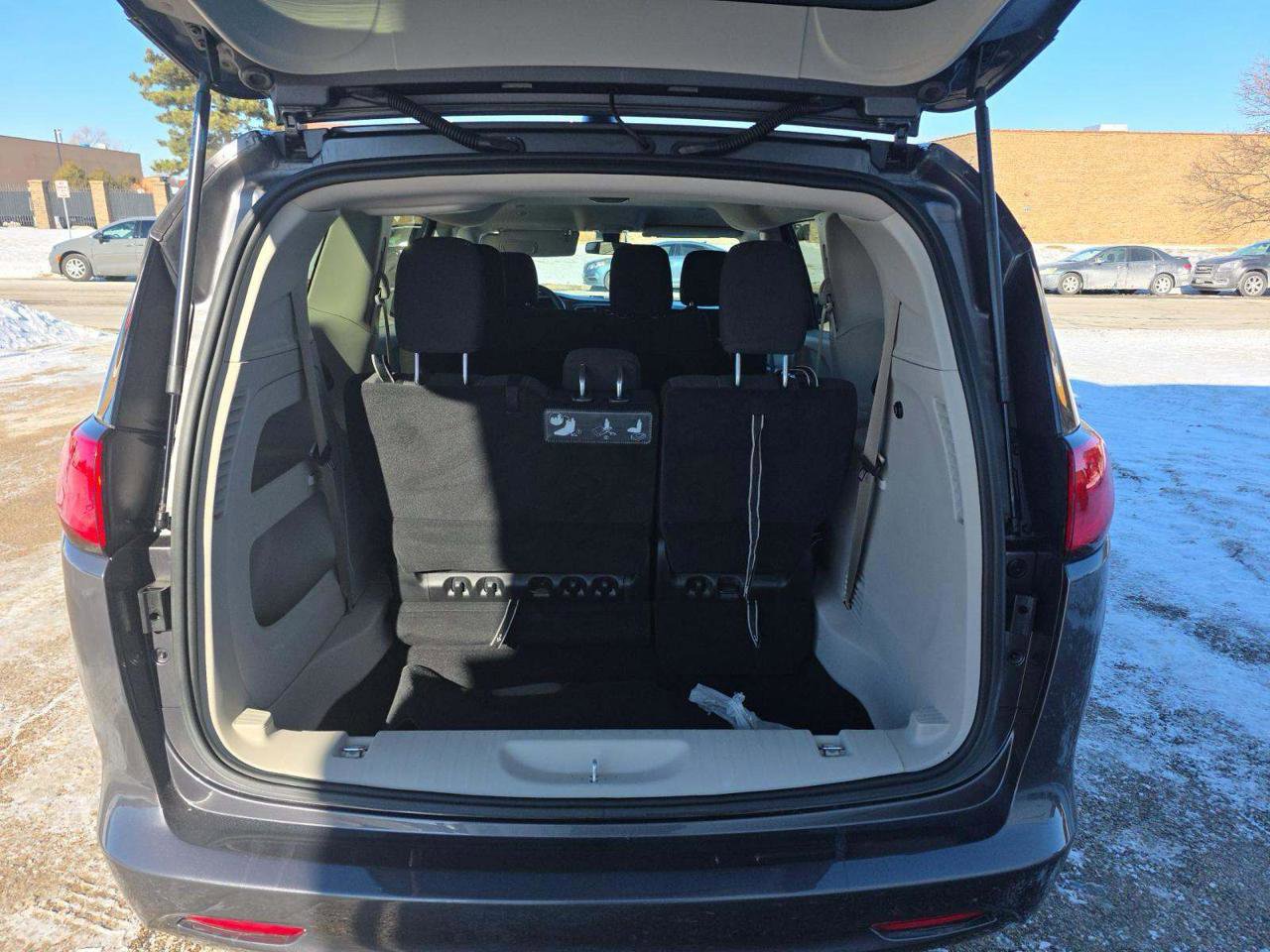 Used 2021 Chrysler Voyager L image 11