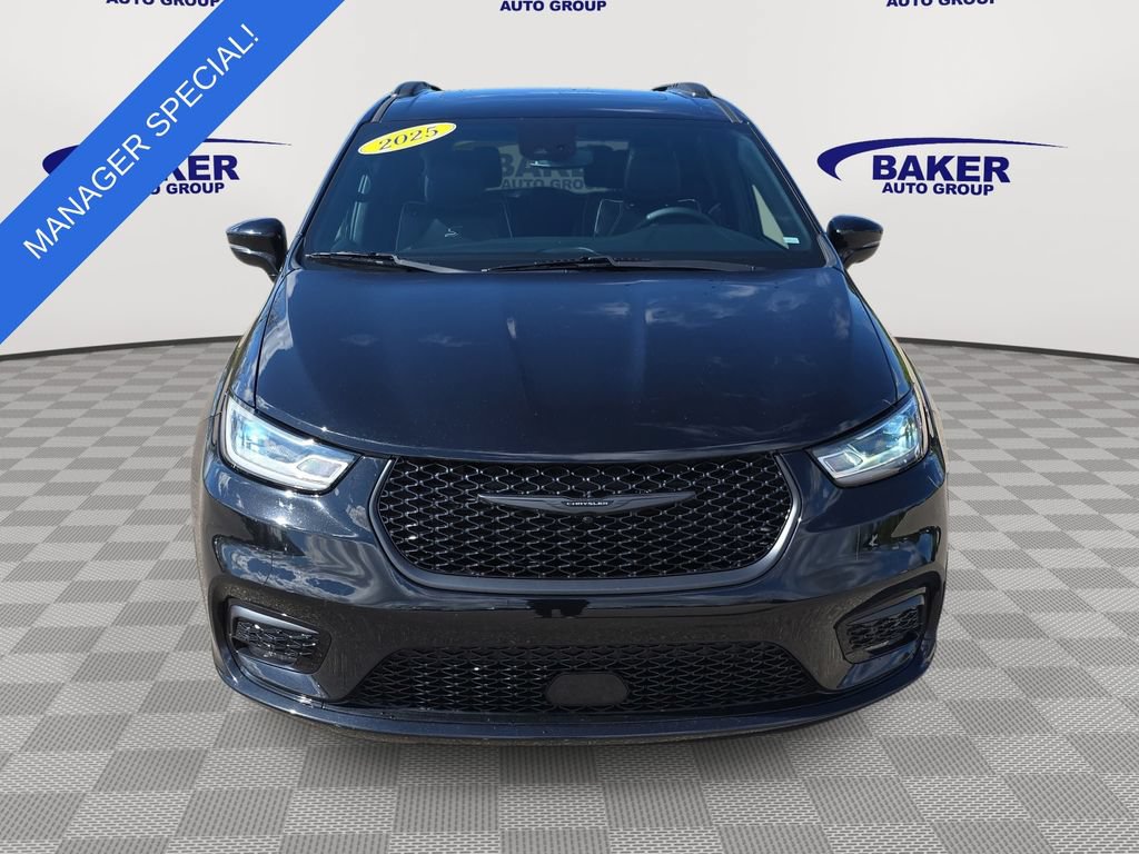 Used 2025 Chrysler Pacifica Limited FWD image 2