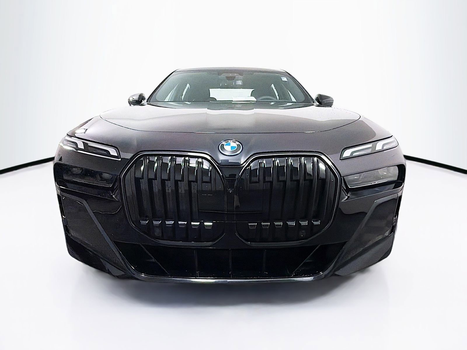 New 2026 BMW 750e xDrive image 2