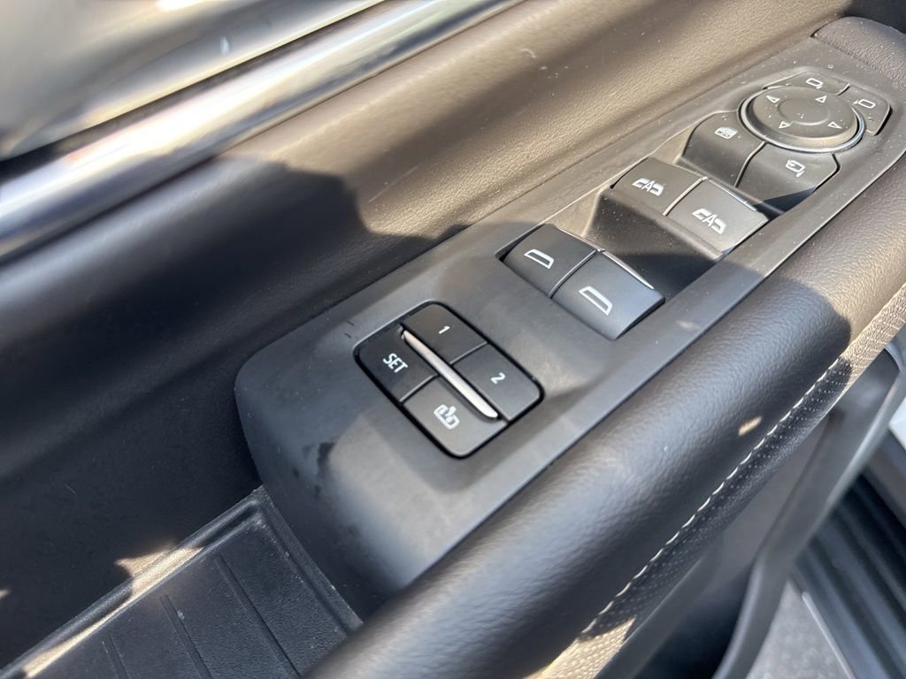 Used 2023 Chevrolet Suburban Premier image 11