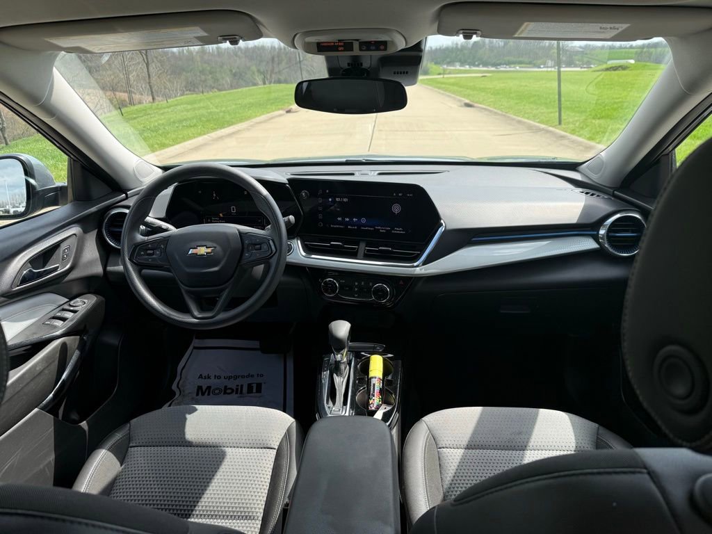 Used 2025 Chevrolet Trax LT image 17
