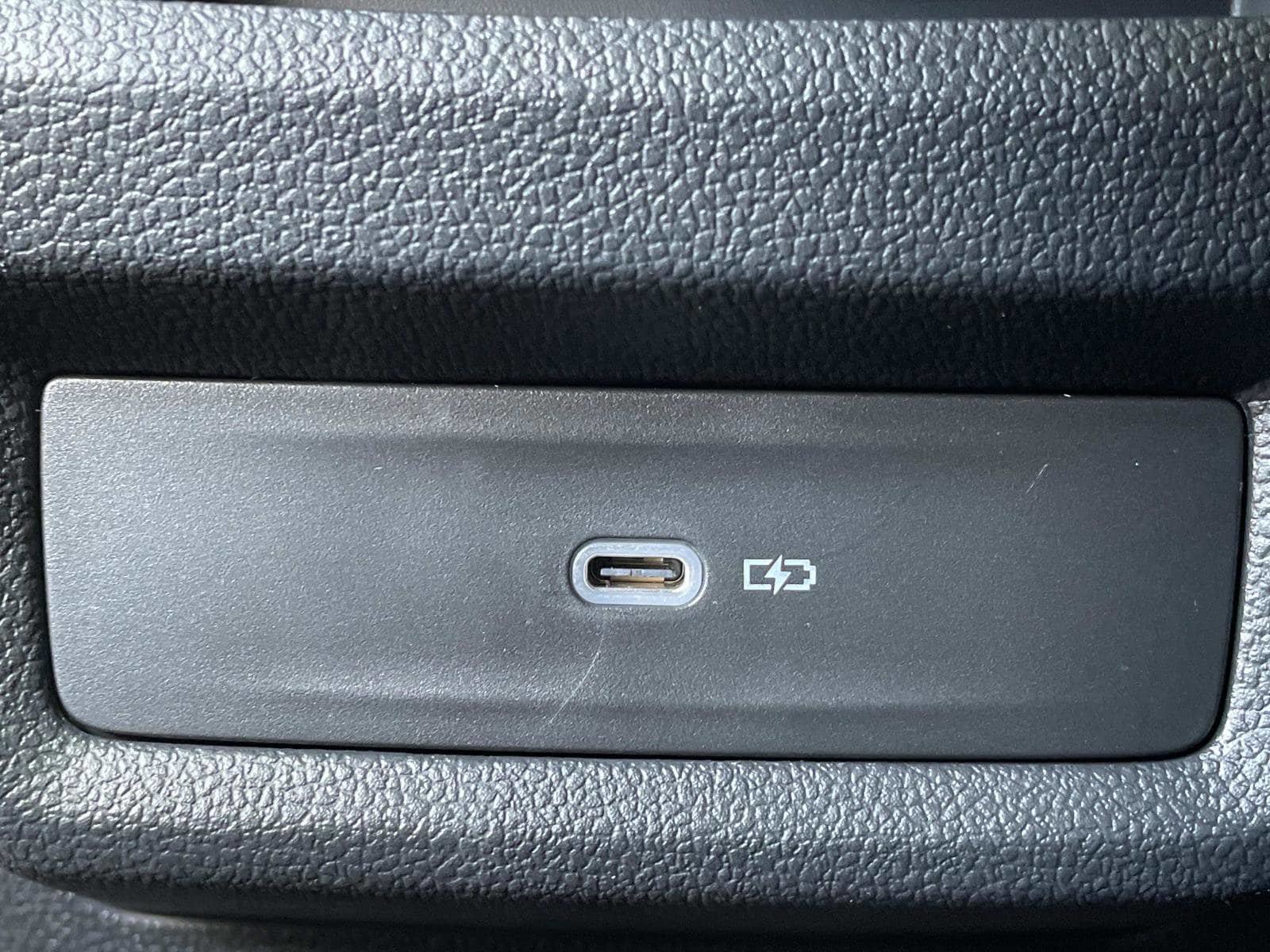 Used 2025 Volkswagen Taos SE w/ Panoramic Sunroof Package FWD image 13