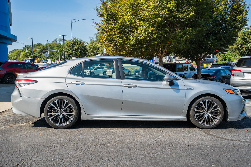 Used 2020 Toyota Camry SE w/ Sunroof Package FWD image 3