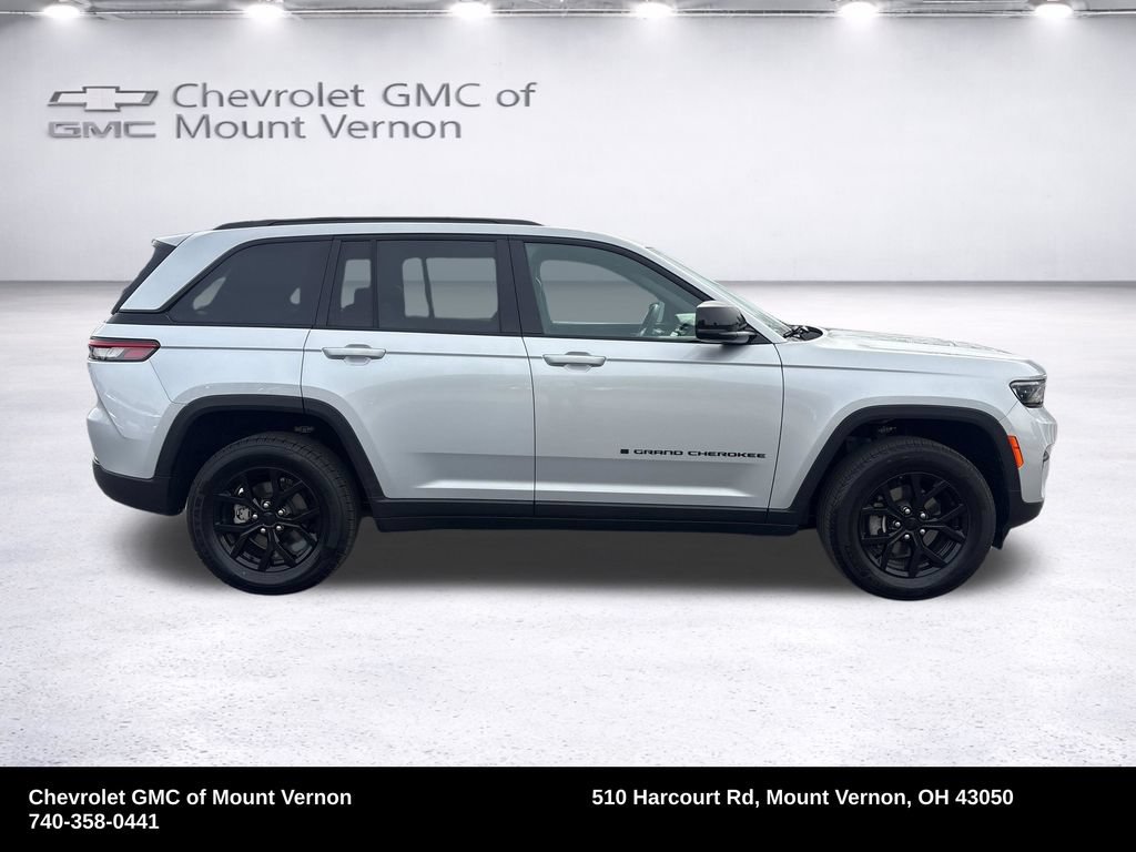 Used 2025 Jeep Grand Cherokee Altitude AWD/4WD image 7