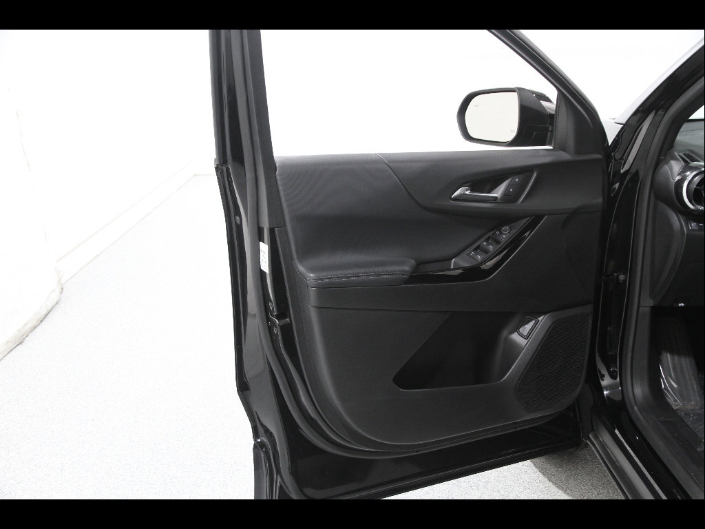 Certified 2025 Chevrolet Equinox LT w/ Convenience Package II AWD/4WD image 4